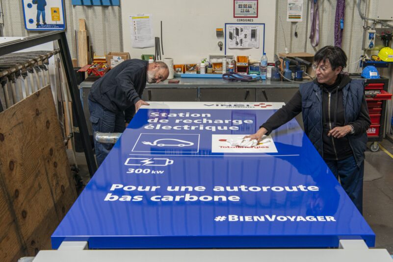 nettoyage d'un panneau signalétique