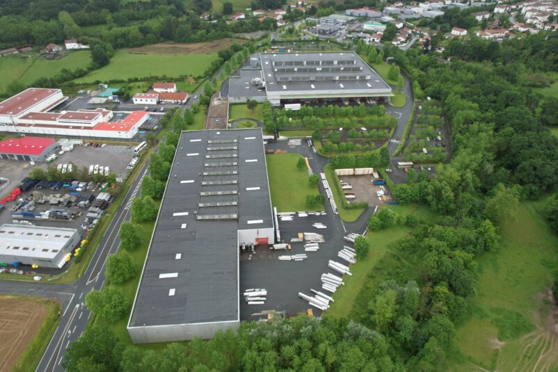 vue aérienne de l'usine SVMS situé à Urrugne (64) au Pays basque